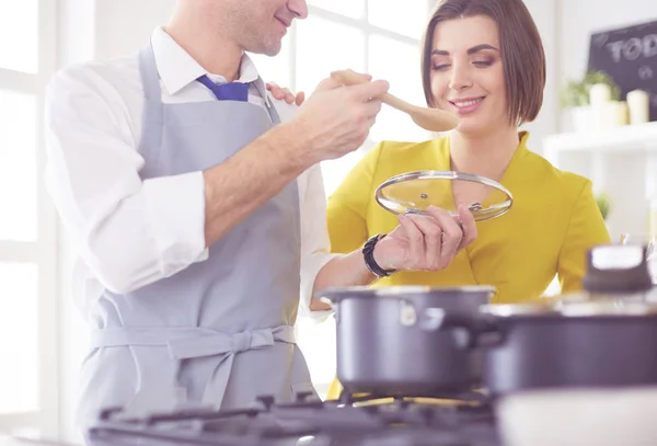 Samen koken in de keuken thuis — Stockfoto