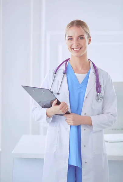 Doctora de pie con carpeta en el hospital — Foto de Stock