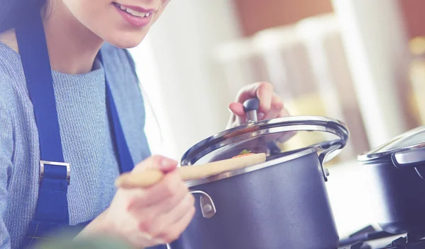 Mujer cocinera en cocina con cuchara de madera — Foto de Stock