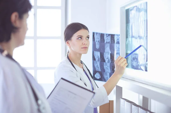 Дві жінки-лікарі вказують на рентгенівські промені в лікарні — стокове фото
