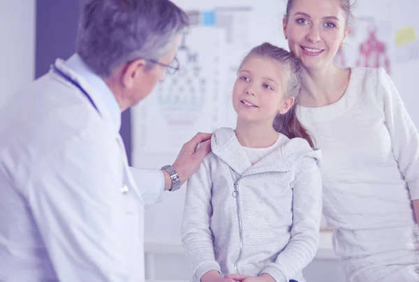 Klein meisje met haar moeder op consult bij een dokter — Stockfoto