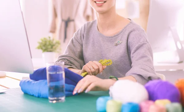 Diseñadores de moda trabajando en el estudio sentados en el escritorio — Foto de Stock