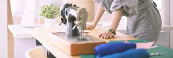 Stilista donna cucire con macchina da cucire — Foto Stock