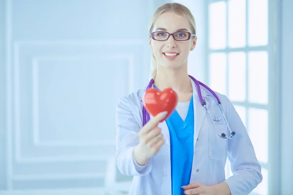 Cuidados de saúde e conceito médico - médico feminino com coração — Fotografia de Stock