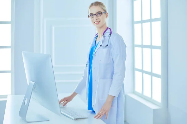 Žena lékař na počítači na stole v moderní nemocnici — Stock fotografie