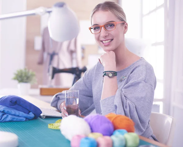 Retrato de jovem atraente mulher muçulmana designer de moda em sua oficina sorrindo para a câmera — Fotografia de Stock