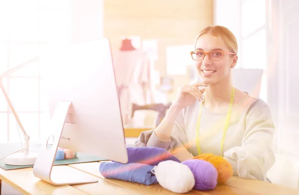 Mode ontwerper met behulp van tablet computer in de studio — Stockfoto