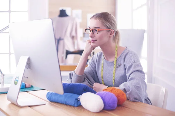 Vrouw ontwerper in werkplaats kijken naar laptop — Stockfoto