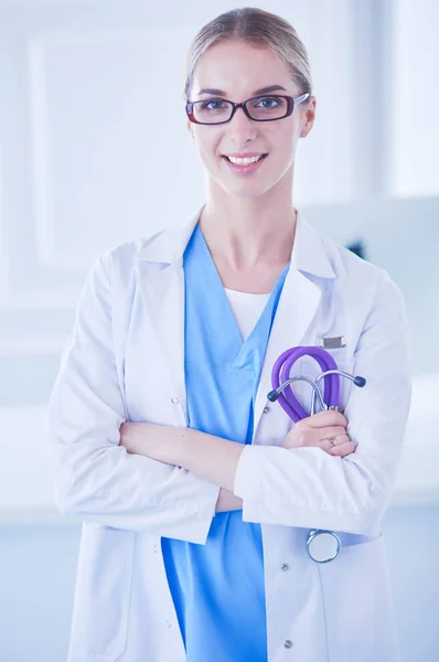 Enfermera joven con estetoscopio. Enfermera en uniforme verde con estetoscopio. Estudiante de medicina en uniforme —  Fotos de Stock