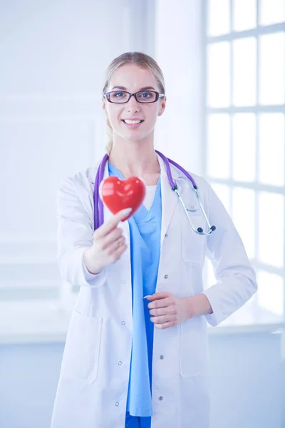 Médecin féminin avec le stéthoscope tenant le cœur — Photo