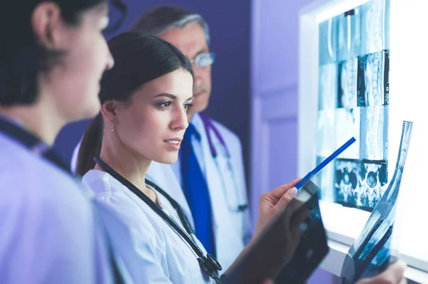Лікарі госпіталю дивляться рентгенівські промені в екстреній — стокове фото