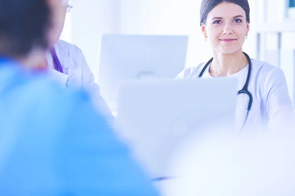 Équipe médicale sérieuse travaillant dans un bureau lumineux — Photo