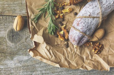 Fransız salam ve ceviz ahşap arka plan üzerinde Kraft kağıt üzerinde