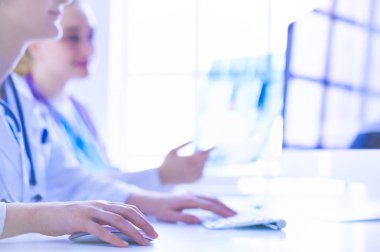 Kadın doktorlar hastanede röntgen görüntülerini inceliyor ve tartışıyorlar..