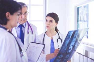 Bir grup doktor hastanede röntgenleri kontrol ediyor.