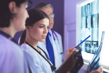 Hastane doktorları acil serviste röntgenlere bakıyor.