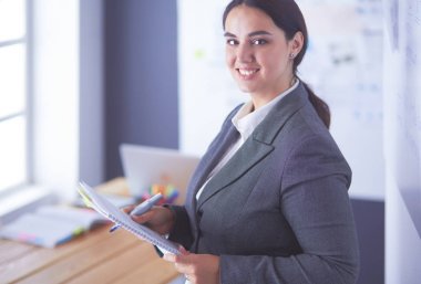 İş, eğitim ve ofis konsepti - yönetim kurulu ile iş ekibi bir şey tartışıyor.