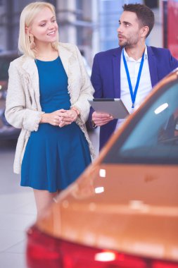 yatakta uyuyan güzel genç sarışın kadın