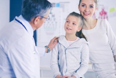 Annesiyle birlikte küçük bir kız danışmanlık için doktora gitmiş.