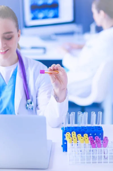 Laborassistentin mit Reagenzglas. — Stockfoto