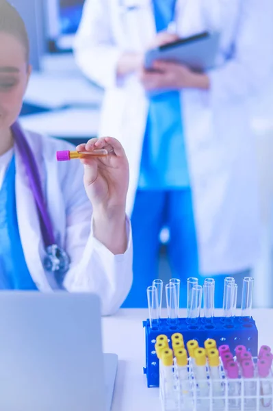 Dos doctoras jóvenes en el laboratorio médico con pruebas. —  Fotos de Stock