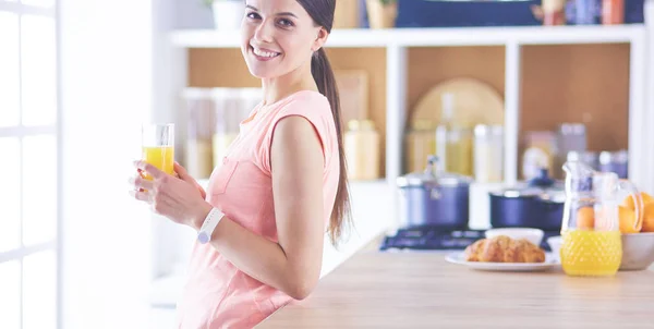 Porträt einer hübschen Frau im Glas mit leckerem Saft . — Stockfoto