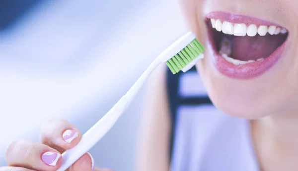 Jovem menina bonita mantendo a higiene oral com escova de dentes . — Fotografia de Stock