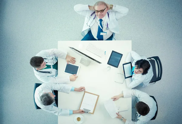 Medisch team zit en discussieert aan tafel, bovenaanzicht — Stockfoto