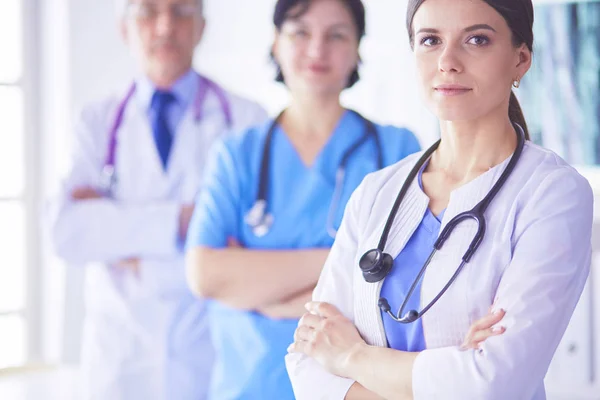 Група лікарів і медсестер стоять у відділі невідкладної допомоги та нещасних випадків у лікарні. — стокове фото