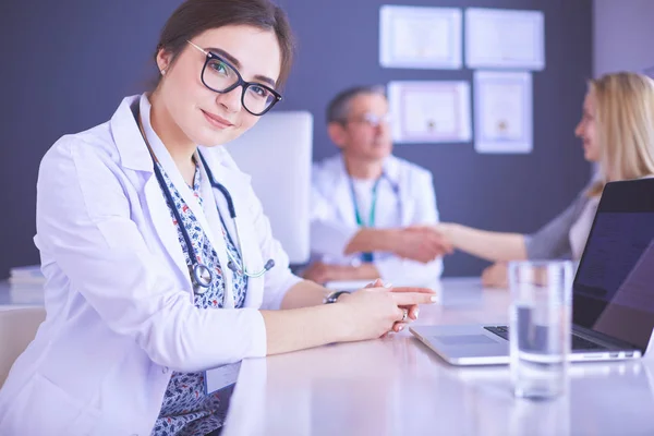 Dottore e paziente discutono di qualcosa mentre sono seduti al tavolo. Medicina e concetto di assistenza sanitaria — Foto Stock