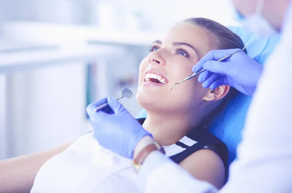 입을 벌린 채 치과에서 치과 검사를 받고 있는 젊은 여성 환자. — 스톡 사진