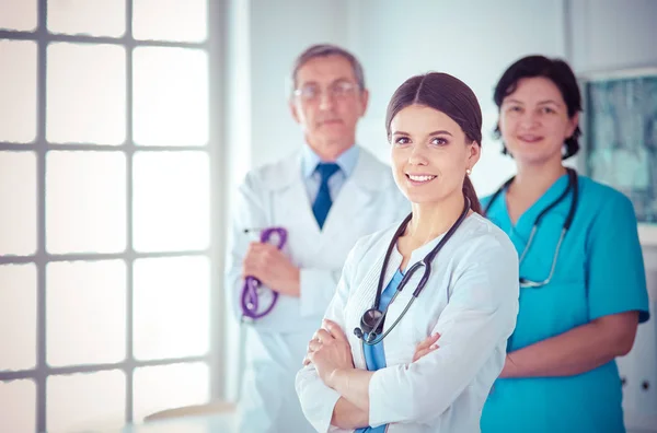 Group of doctors and nurses standing in a hospital room — Stock Photo, Image