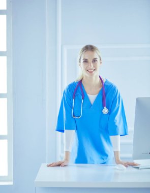 Üniformalı bir dosyayla gülümseyen kadın doktor