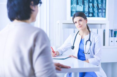 Hastanede tıbbi danışmanlık. Doktor bir hastanın sorunlarını dinliyor.