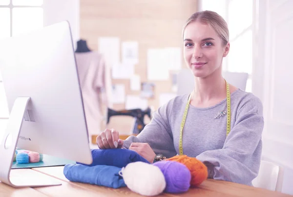 Mode ontwerper met behulp van tablet computer in de studio — Stockfoto