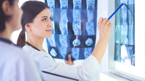 Két női orvos mutatott a röntgensugarak a kórházban — Stock Fotó