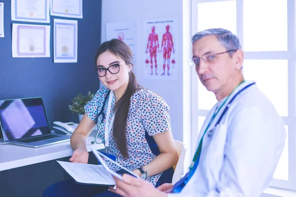 Due dottori che parlano in un ufficio luminoso — Foto Stock