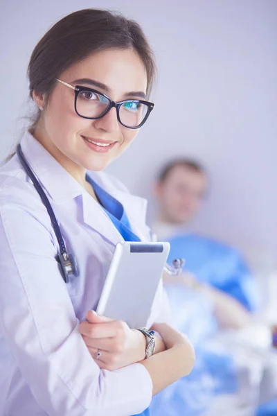 Vrouwelijke arts met behulp van tablet computer in het ziekenhuis lobby — Stockfoto