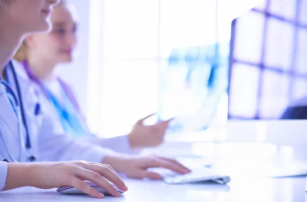 Femmes médecins regardant et discutant de l'image radiographique à l'hôpital. — Photo