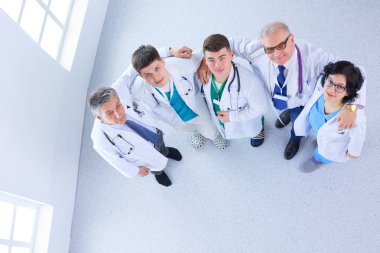 Tıbbi ekip masaya oturuyor ve tartışıyor.