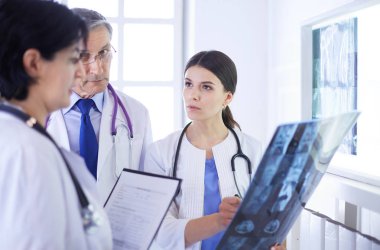 Bir grup doktor hastanede röntgenleri kontrol ediyor.
