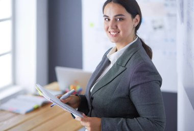 İş, eğitim ve ofis konsepti - yönetim kurulu ile iş ekibi bir şey tartışıyor.