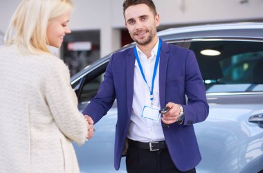 yatakta uyuyan güzel genç sarışın kadın