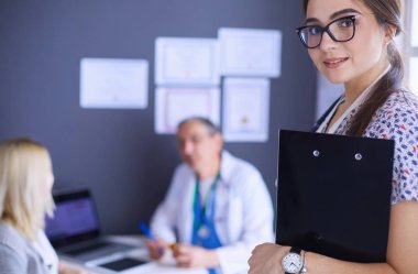 Doktor ve hasta masada otururken bir şey tartışıyorlar. İlaç ve sağlık hizmetleri kavramı