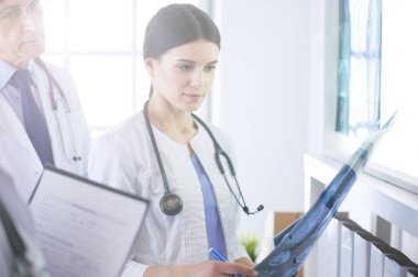 Bir grup doktor hastanede röntgenleri kontrol ediyor.