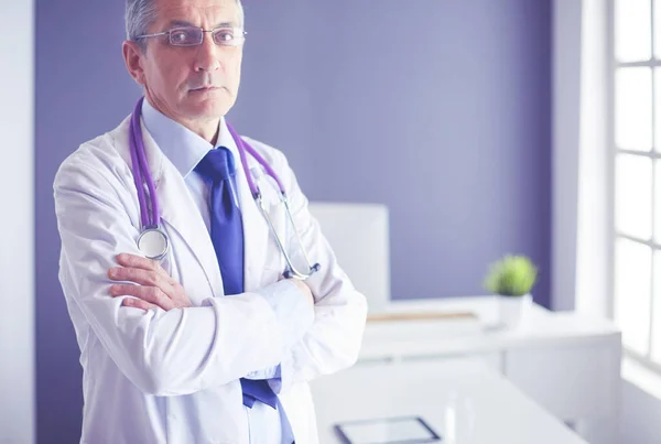 Porträt eines lächelnden Arztes in seinem hellen Büro — Stockfoto