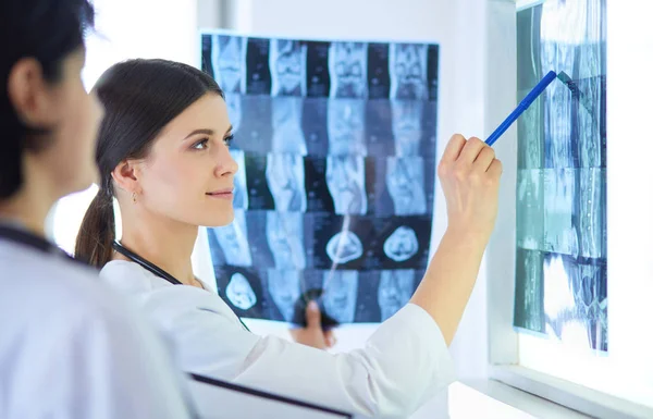 Dua dokter wanita menunjuk x-ray di rumah sakit — Stok Foto