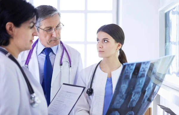 Gruppo di medici che controllano le radiografie in ospedale — Foto Stock