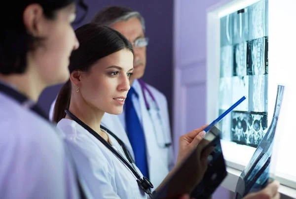 Krankenhausärzte betrachten Röntgenbilder in der Notaufnahme — Stockfoto