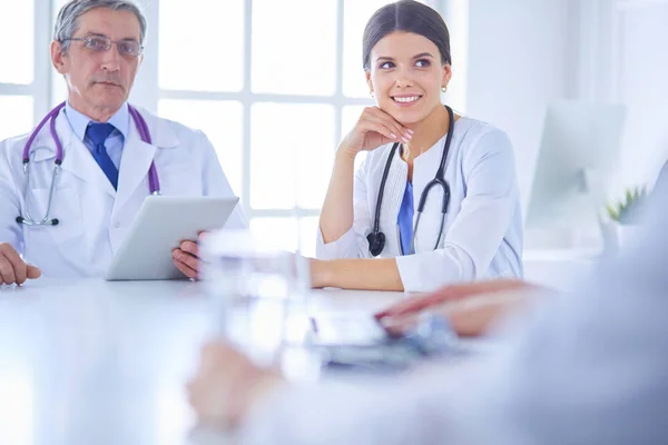 Doctors consulting with each other in a hospital conference room — Stock Photo, Image